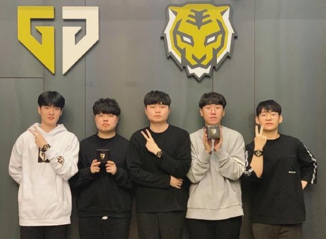 了一枚银牌 了一枚银牌